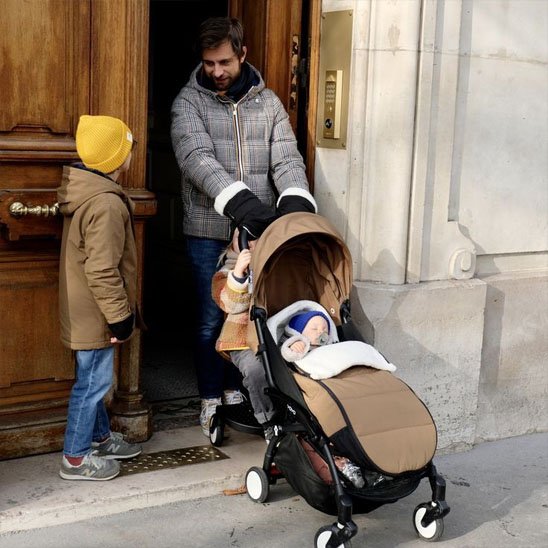 Chanceliere poussette marron papa sort avec son fils et sa poussette