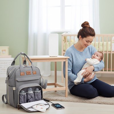 Sac à dos à langer gris maman porte son bébé