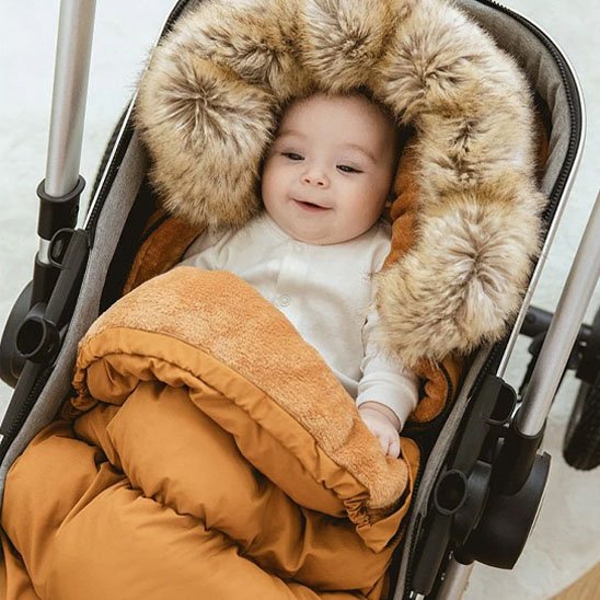 Chanceliere poussette marron bébé content