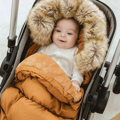 Chanceliere poussette marron bébé content