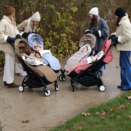 Chanceliere poussette quatre sur poussettes avec leurs mamans