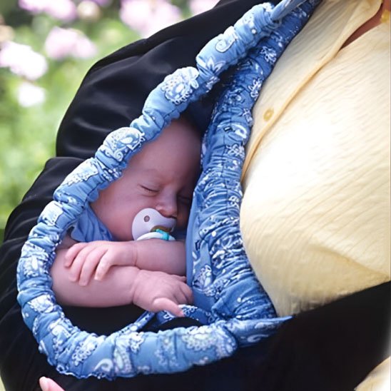 Echarpe de portage bébé dedant dort sur sa maman