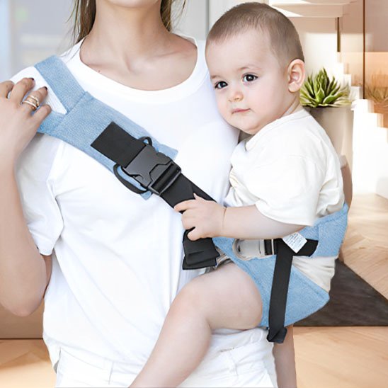 Echarpe de portage bleu porte enfant sur hanche de sa maman