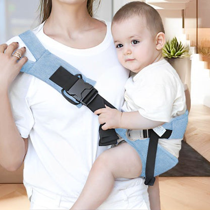 Echarpe de portage bleu porte enfant sur hanche de sa maman