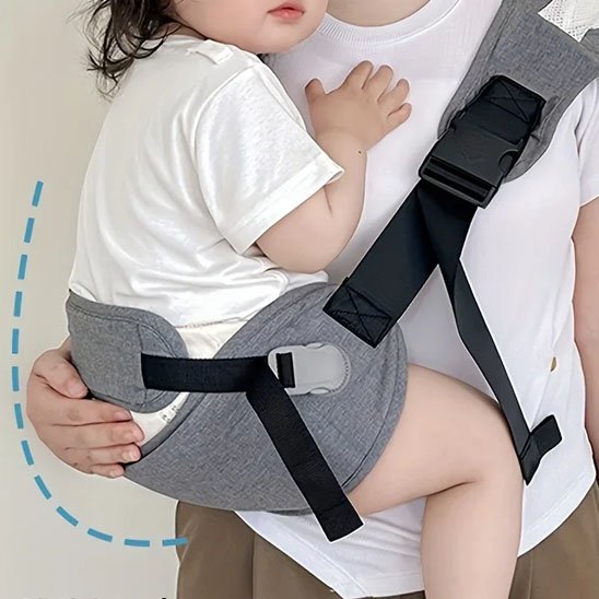 Echarpe de portage gris enfant sur hanche de sa maman
