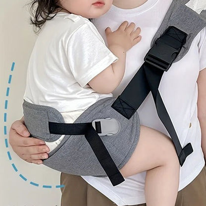 Echarpe de portage gris enfant sur hanche de sa maman