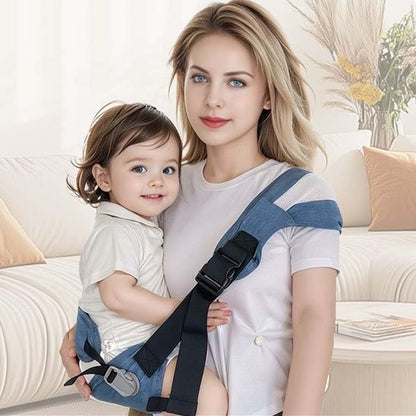 Echarpe de portage porte enfant qui sourit maman tient le avec une main 