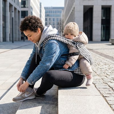 Porte bebe ergonomique sur le dos maman assise