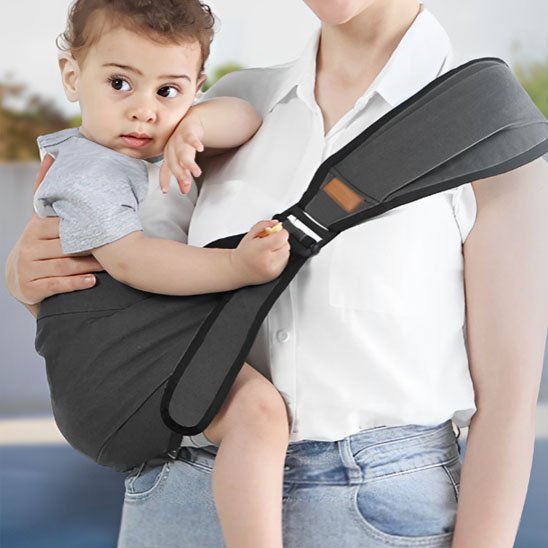 Porte bebe hanche gris enfant sur la hanche de maman