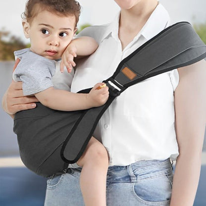 Porte bebe hanche gris enfant sur la hanche de maman