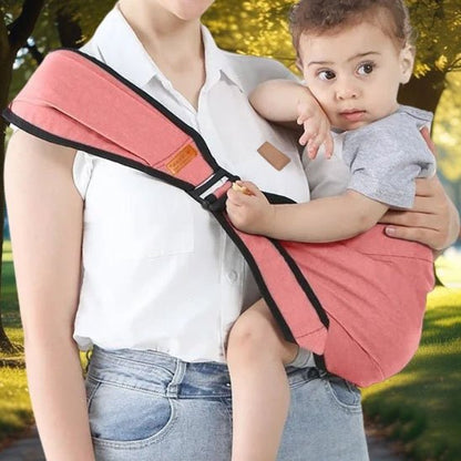 Porte bebe hanche rose maman tient son enfant sur sa hanche