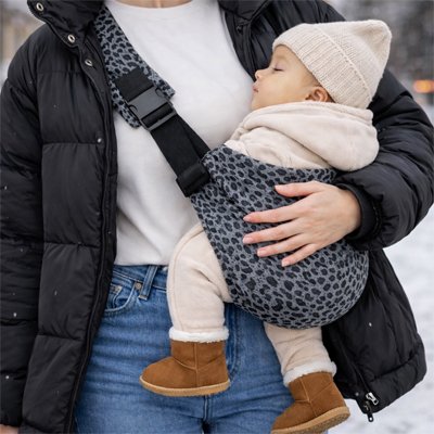 Porte bebe hanche sur maman qui marche avec bébé qui dort 