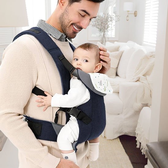 Porte bebe physiologiques qui porte un bébé sur un papa de profil