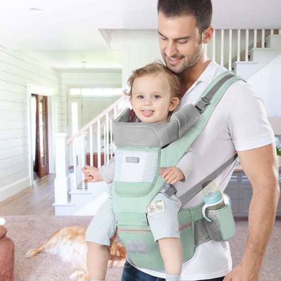 Porte bebe vert sur papa main libre 