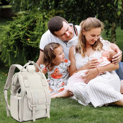 sac à dos à langer beige et famille en pique-nique