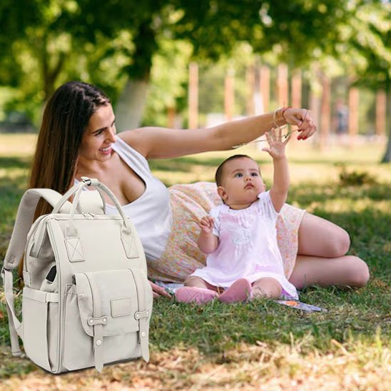 sac à dos à langer beige maman avec son bébé au parc