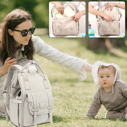 sac à dos à langer beige multifonction et maman avec son bébé au parc
