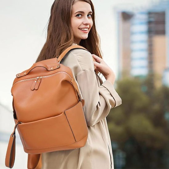 sac à dos à langercaramel femme sourit