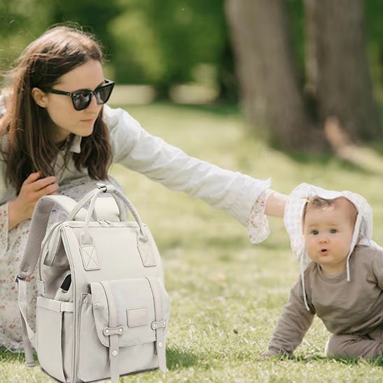 sac à dos à langer et maman avec son bébé