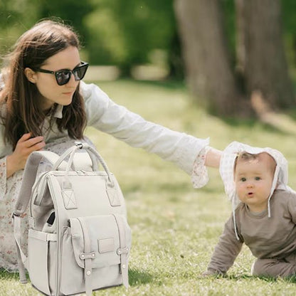 sac à dos à langer et maman avec son bébé