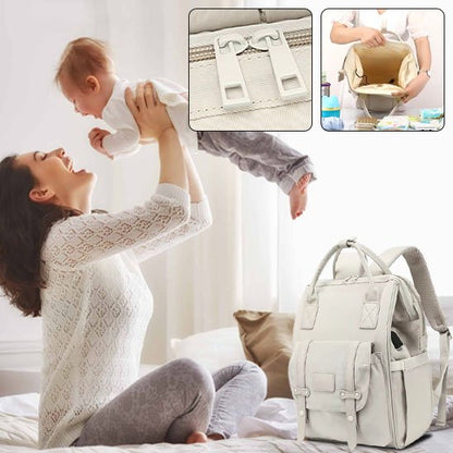 sac à dos à langer grande à l'interieur maman joue avec son bébé