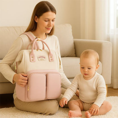 Sac à dos à langer rose sur maman qui joue avec son bébé