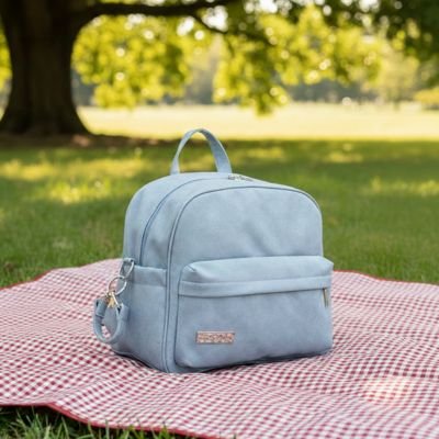 Sac à dos langer bébé bleu ciel sur nappe en foret