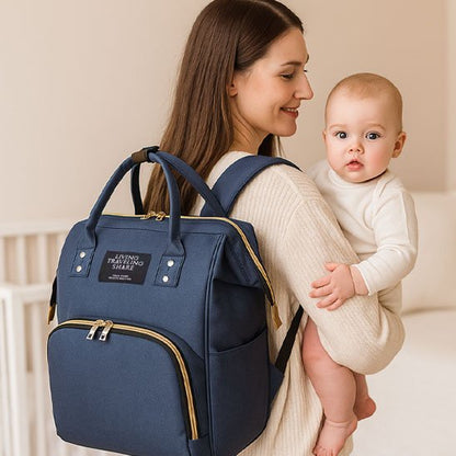 Sac a langer a dos bleu sur maman poste son bébé
