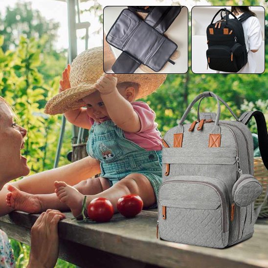 Sac à langer à dos gris devant bébé porte chapeau joue avec maman
