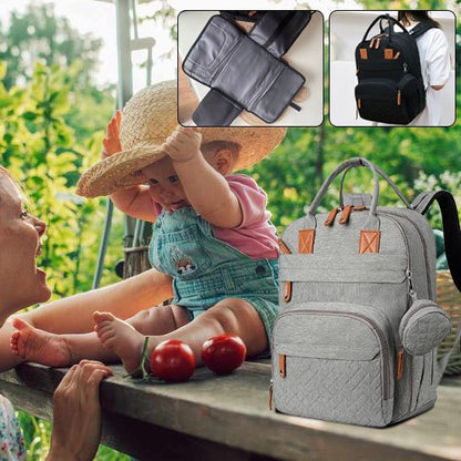Sac à langer à dos gris devant bébé porte chapeau joue avec maman