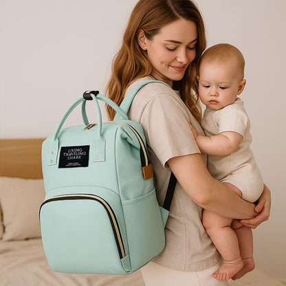 Sac a langer a dos vert sur maman poste son bébé