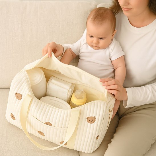 Sac a langer bebe ouvert produit bien organisé bébé et maman regarde