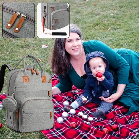 Sac à langer gris au parc maman avec son bébé