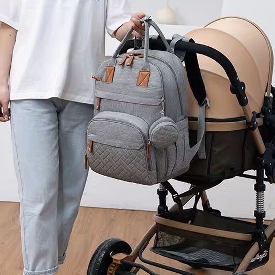 Sac à langer gris croché au poussette