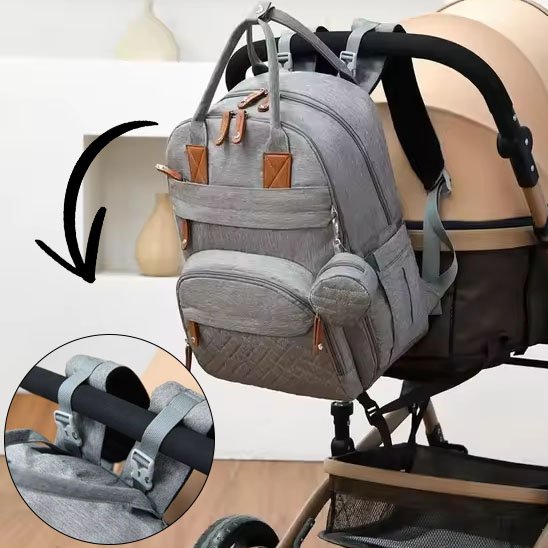 Sac à langer gris croché sur poussette
