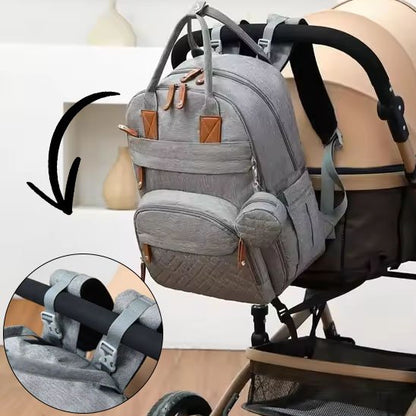 Sac à langer gris croché sur poussette