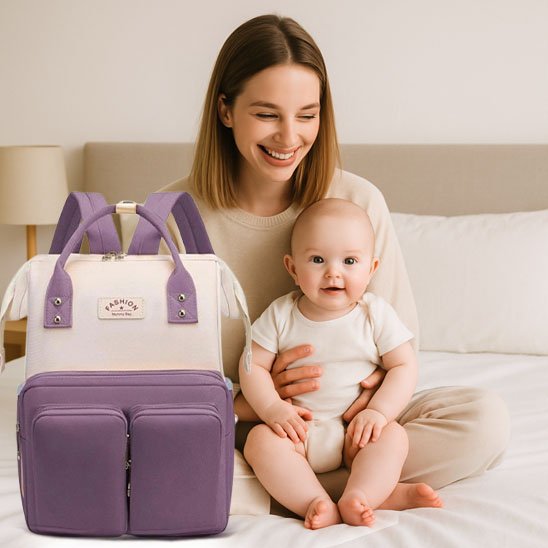Sac a langer mauve et rose devant maman et bébé