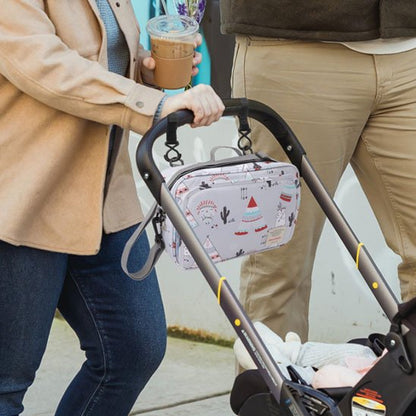 Sac a langer pratique croché sur poussette parents qui roule