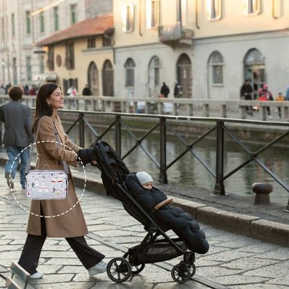 Sac a langer pratique maman pousse son bébé sur poussette