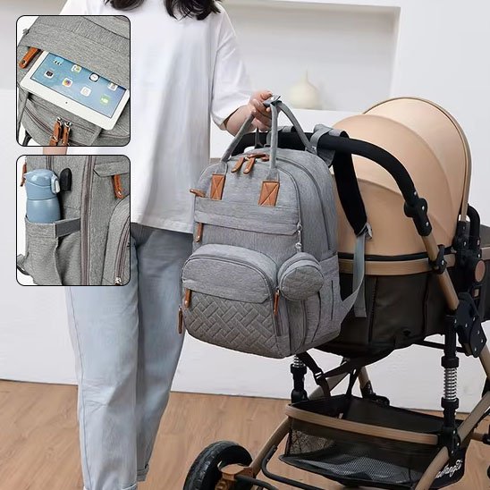 Sac à langer  avec pochettes pour tablette gourde croché sur poussette et maman 