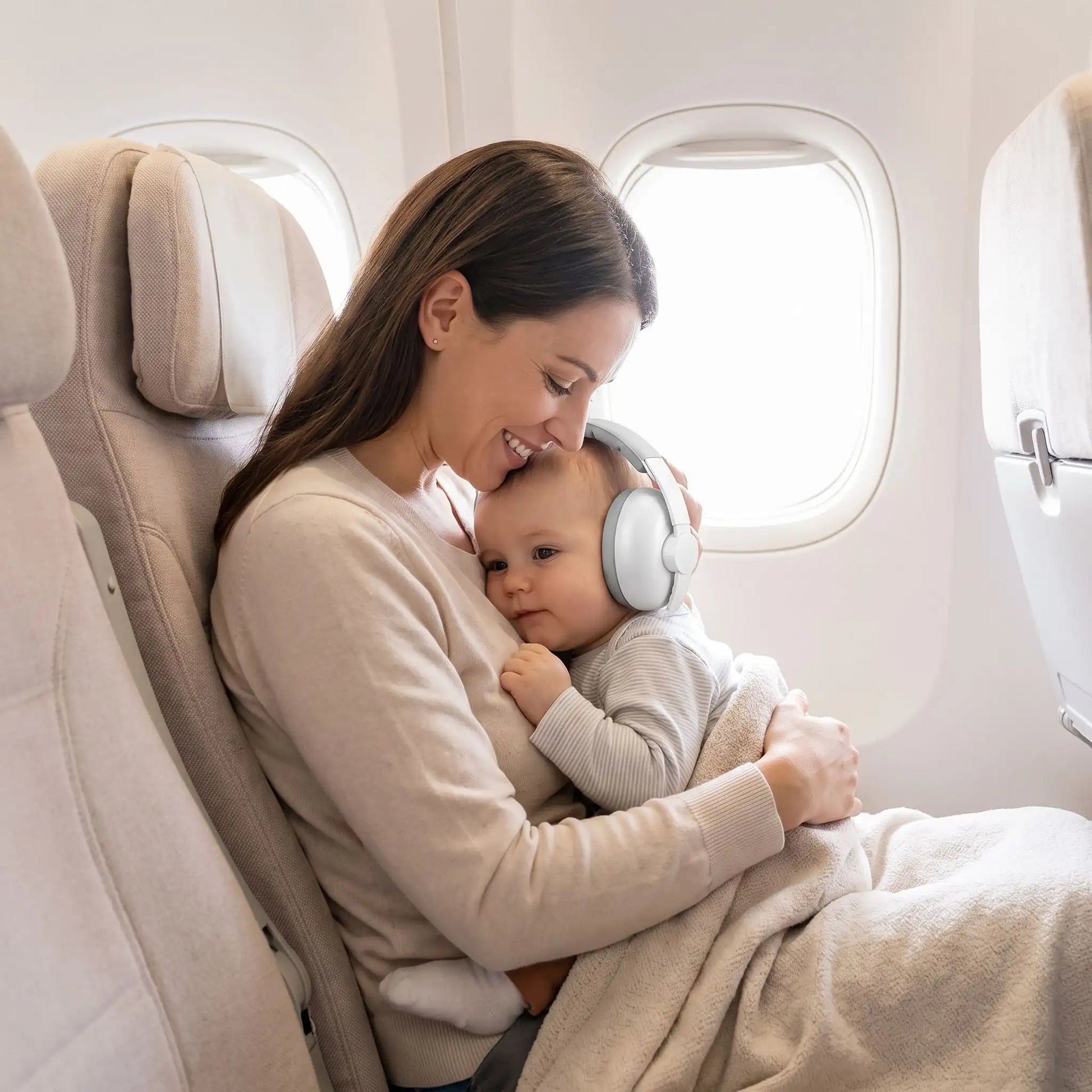 casque anti bruit bébé en avion avec sa maman