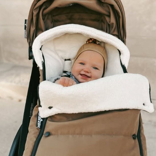 Chanceliere poussette bébé sourit