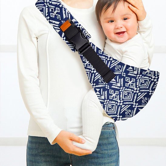 echarpe de portage bebe bleu porte bébé sur hanche de maman 