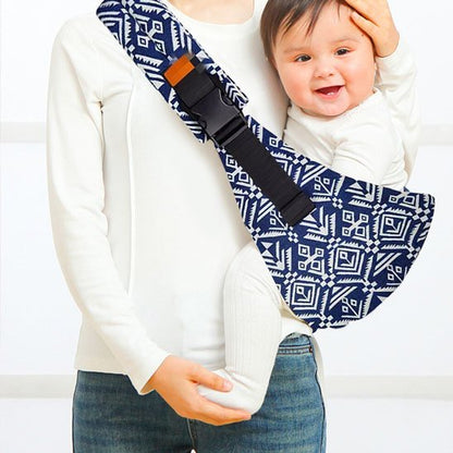 echarpe de portage bebe bleu porte bébé sur hanche de maman 