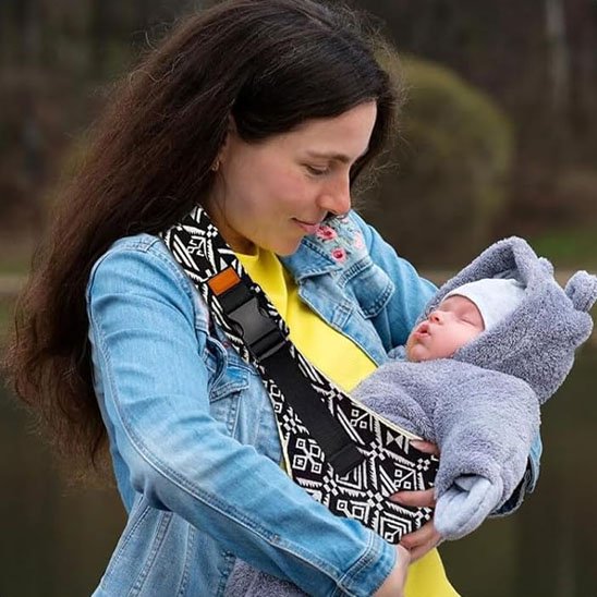 echarpe de portage bebe maman porte son bébé dort entre ses bras 