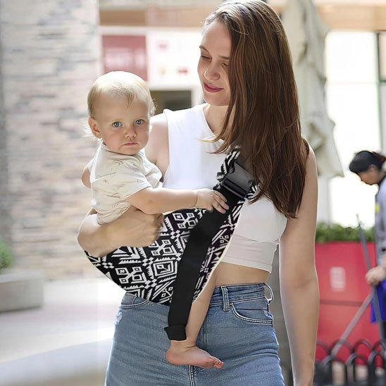 echarpe de portage bebe sur hanche de maman