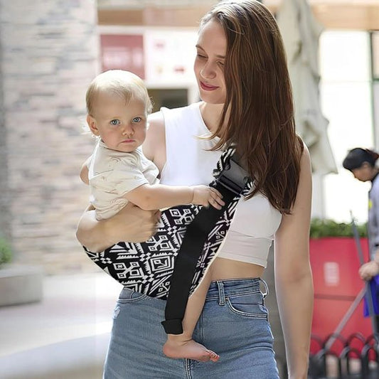 echarpe de portage bebe sur hanche de maman