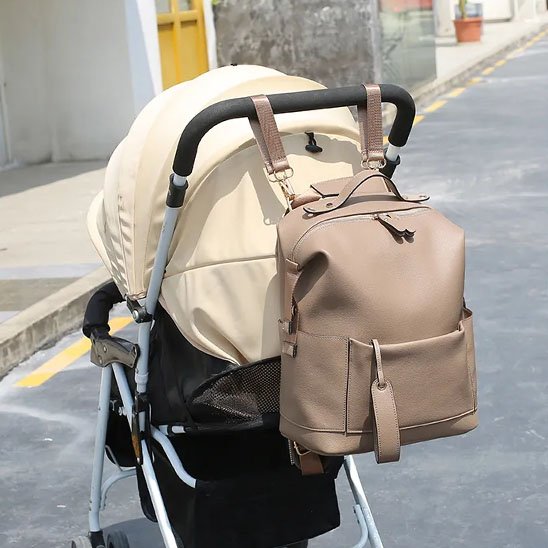 sac à dos à langer attaché sur la poussette
