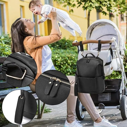 sac à dos à langer attaché sur possette et maman assise joue avec bébé