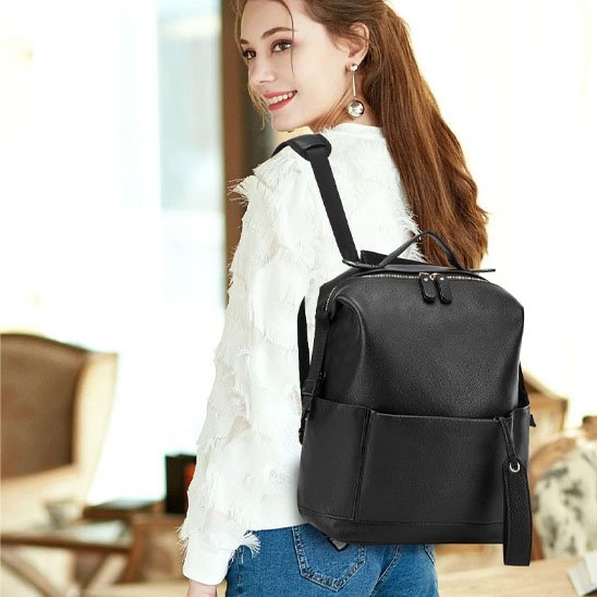 sac à dos à langer noir femme avec beau sourir